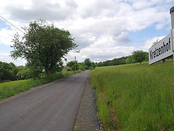 Die Bewohner des Kretzenhofes sehen das Fahrverhalten auf den neuen Kernwegen kritisch, da zu schnell gefahren werde. Foto: Stephanie Elm