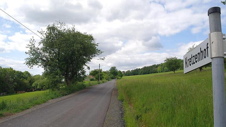 Die Bewohner des Kretzenhofes sehen das Fahrverhalten auf den neuen Kernwegen kritisch, da zu schnell gefahren werde. Foto: Stephanie Elm