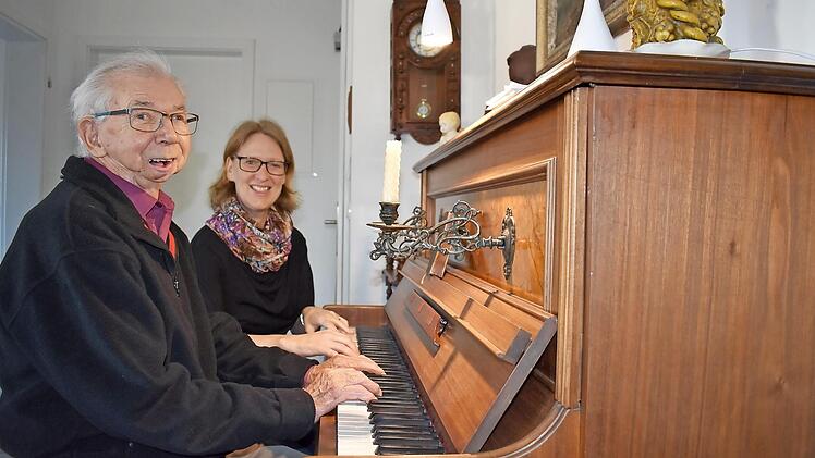 Karl Barth und die Musikpädagogin Kerstin Jaunich stimmen ein Lied am Klavier an. Foto: Petra Malbrich