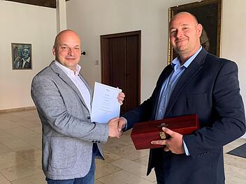 Bürgermeister Michael Kastl (links) gratuliert Wassermeister Robert Müller zur bestandenen Prüfung.
