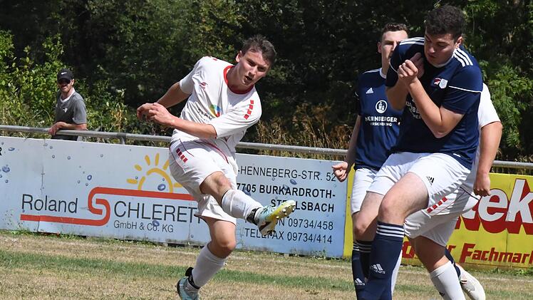 Lässt es auch offensiv krachen: Tom Zirkenbach (links) von der TSVgg Hausen hat auf der Sechserposition die Abwehr stabilisiert und wird von seinem Trainer Eray Cadiroglu als besonders wertvoll für das Team beschrieben. Foto: Hopf