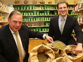 Martin Wedel (geschäftsf. Gesellschafter, links) und Sebastian Sieben (Geschäftsführer) mit Säcken voller Teekräuter im hauseigenen Teeladen von Martin Bauer in Vestenbergsgreuth. Foto: Barbara Herbst