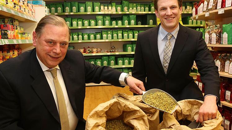 Martin Wedel (geschäftsf. Gesellschafter, links) und Sebastian Sieben (Geschäftsführer) mit Säcken voller Teekräuter im hauseigenen Teeladen von Martin Bauer in Vestenbergsgreuth. Foto: Barbara Herbst