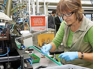 Eine Mitarbeiterin montiert Verlegerollen für Textilmaschinen. Fotos: Arkadius Guzy