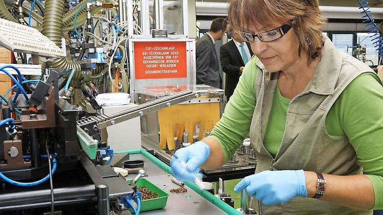 Eine Mitarbeiterin montiert Verlegerollen für Textilmaschinen. Fotos: Arkadius Guzy