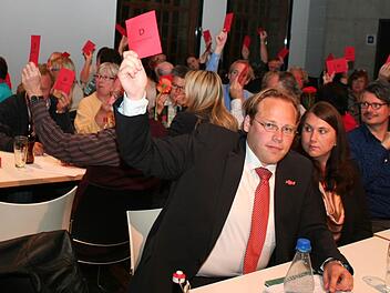 An der Abstimmung über die Wahlmodalitäten beteiligte sich Christian Pech neben seiner Verlobten Claudia, später ließ er sich beglückwünschen. Fotos: Evi Seeger