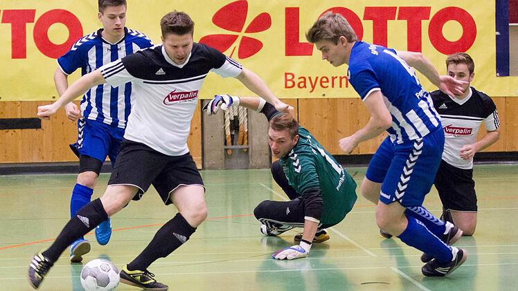 Lichterloh brennt es hier vor dem Tor der Selbitzer, nachdem Maurice Koch (am Ball) den Torwart bereits umspielt hatte. Foto: Heinreich Weiß