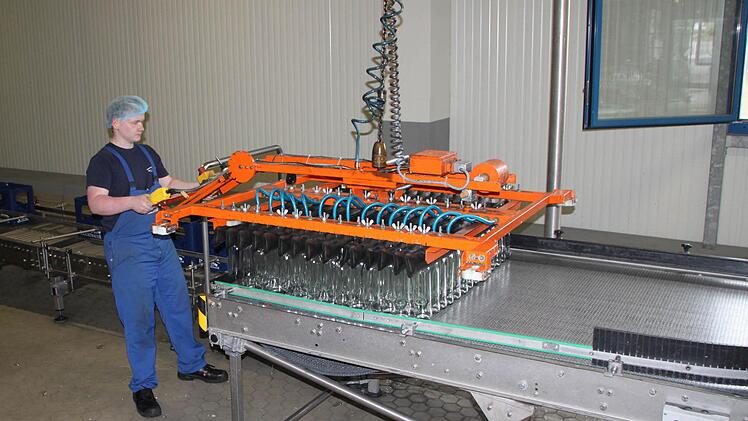 Hier kommt ein ganzer Schwung Flaschen aufs Band. Foto: Ulrike Müller