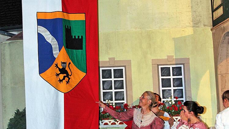 Zum Dank für die Treue zur Fürstin bekommt Katzenstein schließlich eine Katze mit Krallen in seine Fahne.  Foto: Dieter Britz