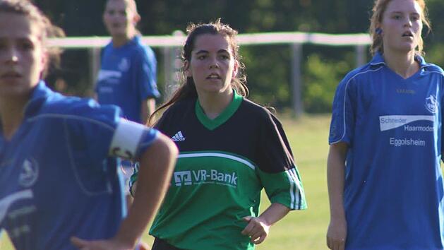 Der TSV Dr&uuml;gendorf (blaue Trikots) sah sich einer gegnerischen &Uuml;bermacht gegen&uuml;ber: In der Kreisklasse 1 unterlag der TSV dem Spitzenreiter aus Langensendelbach mit 0:13.  Foto: Matthias G&ouml;sswein