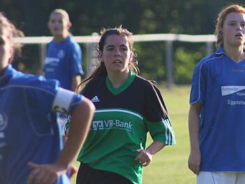 Der TSV Drügendorf (blaue Trikots) sah sich einer gegnerischen Übermacht gegenüber: In der Kreisklasse 1 unterlag der TSV dem Spitzenreiter aus Langensendelbach mit 0:13.  Foto: Matthias Gösswein