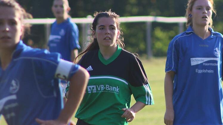 Der TSV Drügendorf (blaue Trikots) sah sich einer gegnerischen Übermacht gegenüber: In der Kreisklasse 1 unterlag der TSV dem Spitzenreiter aus Langensendelbach mit 0:13.  Foto: Matthias Gösswein