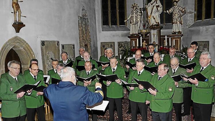 Europäische Weihnachtslieder sang der Polizeisängerchor aus Bamberg unter Leitung von Franz Ullmann (im Bild) bei einem Benefizkonzert in der Pfarrkirche von Pfarrweisach. Fotos: Klemens Albert