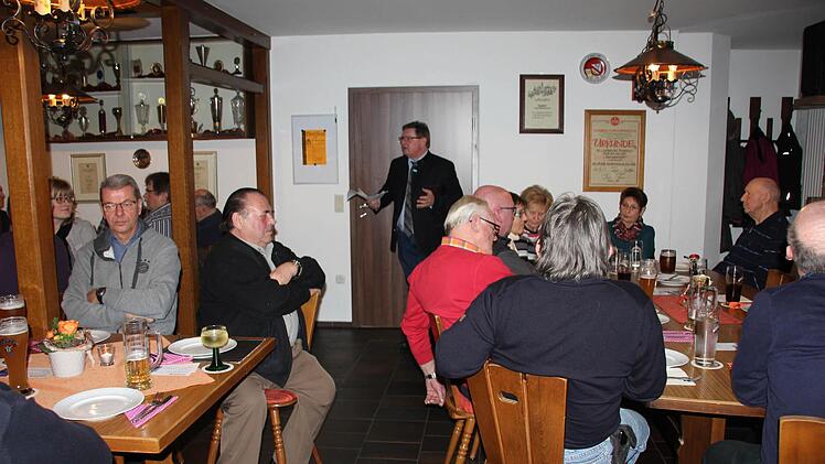 Fast bis auf den letzten Platz besetzt: das Alte Brauhaus in Treinfeld.
