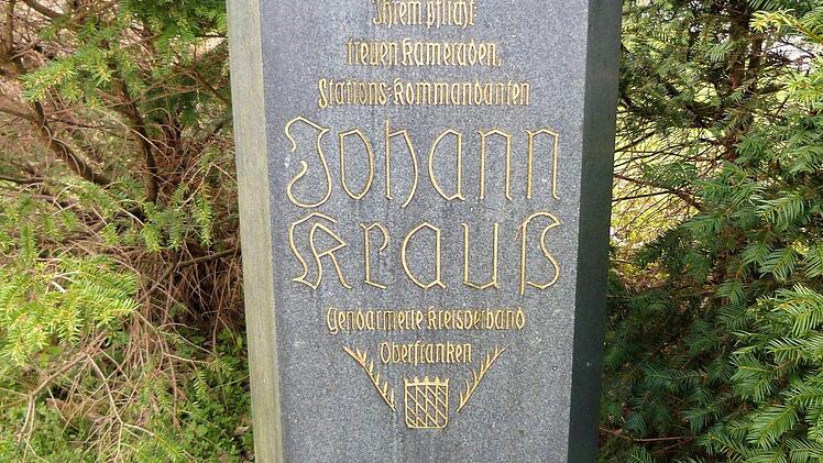 Die Granitstele in der Grünanlage beim früheren Güterbahnhof - der Auslöser für das Werk mit dem Titel "Das geflügelte Rad".