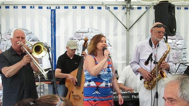 Wolfgang Görner, Wolfgang Kriener, Hilda Wischnewski und Günter Dengel "jazzen, was das Zeug hält". Foto: Winfried Ehling