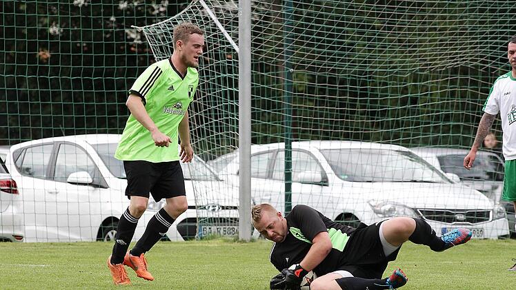 Torwart Sebastian Körner schnappt sich den Ball vor dem Trunstadter Jens Weißenberger.