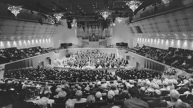 Die Bamberger Symphoniker beim Eröffnungskonzert der Konzert- und Kongresshalle im Jahr 1993  Foto: Ronald Rinklef/Archiv