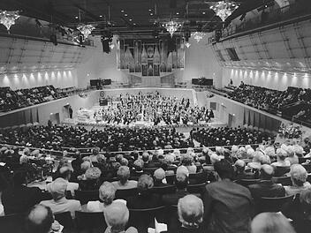 Die Bamberger Symphoniker beim Er&ouml;ffnungskonzert der Konzert- und Kongresshalle im Jahr 1993  Foto: Ronald Rinklef/Archiv