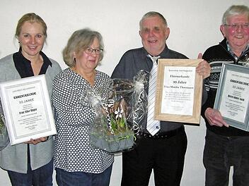 Langjährige Treue zum Leseverein würdigte Vorsitzender Friedrich Übelhack mit Urkunden und Blumengebinden. Von links: Silke Rüger, Monika Thoenissen, Friedrich Übelhack, Günter Ganß  Foto: Klaus Oelzner
