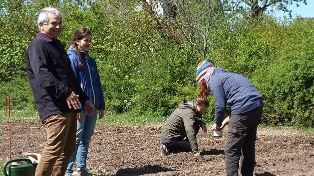 Auch B&uuml;rgermeister Ludwig Nagel (CSU) schaute beim Pflanztermin vorbei und lie&szlig; sich von Julia Amend (2. v. l.) das Projekt erkl&auml;ren.    Foto: Thomas Sch&ouml;bel