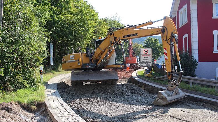 Die Fuldaer Straße wird auf 450 Metern bis zur Ortsgrenze ausgehoben. Foto Julia Raab