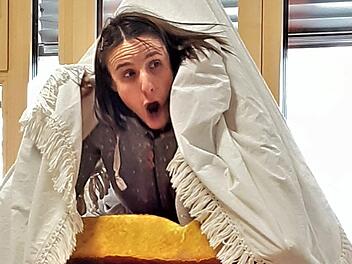 Mit der Spendenaktion konnte die Aufführung des Theaters Maßbach   möglich machen, hier Schauspielerin Erika Mosonyi  bei der Aufführung von "Paulas Reisen" nach dem Bilderbuch von Paul Maar.