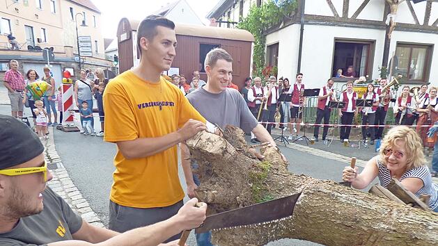 Beim Baumstumpfabsägen musste sich Bürgermeisterin Anja Gebhardt mächtig ins Zeug legen.