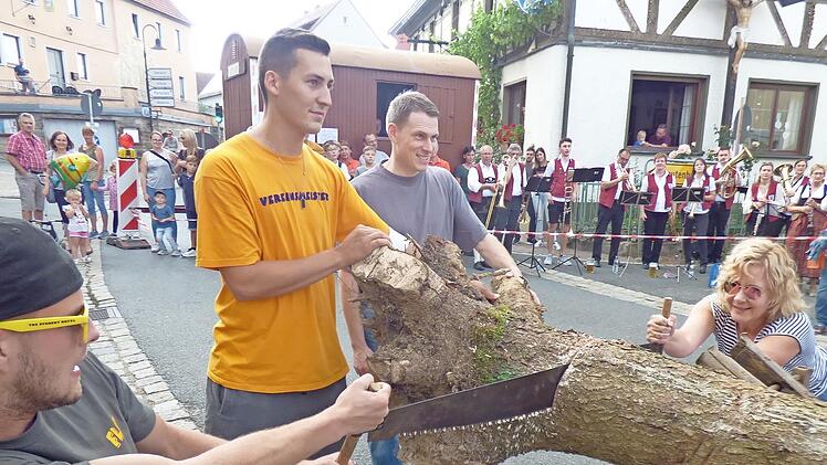 Beim Baumstumpfabsägen musste sich Bürgermeisterin Anja Gebhardt mächtig ins Zeug legen.