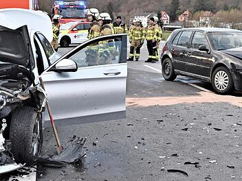 Die beiden Fahrzeuge sind nur noch Schrott.