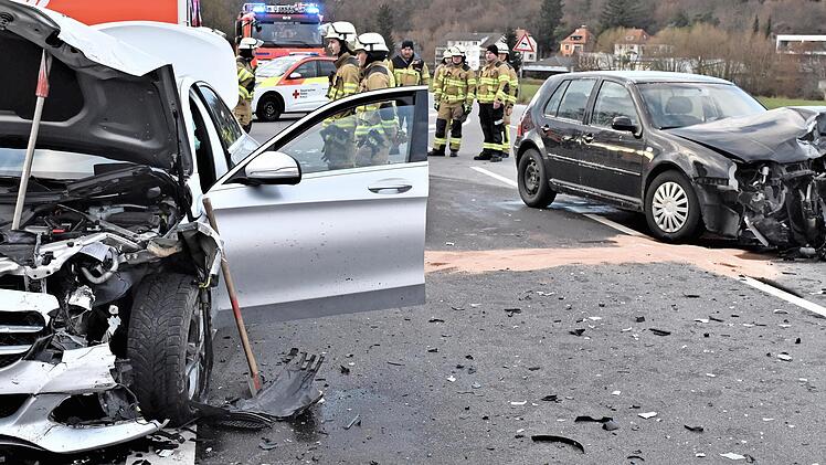 Die beiden Fahrzeuge sind nur noch Schrott.