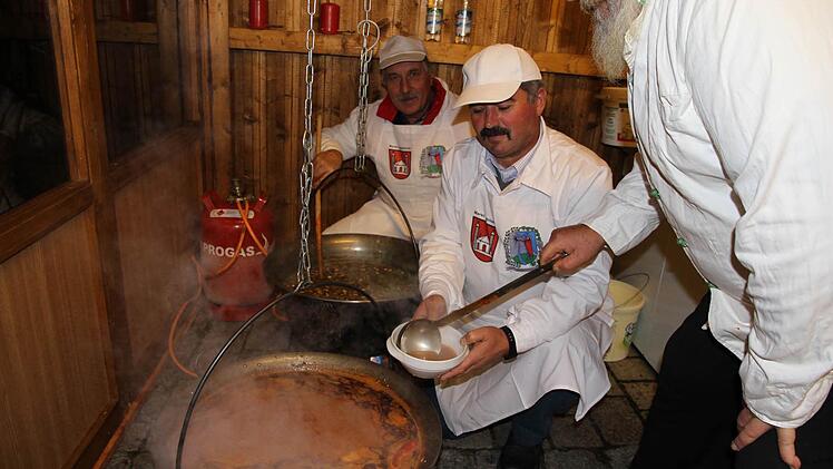 Adventsmarkt Eggolsheim: Die Partnergemeinde aus Ungarn war auch mit einem Stand vertreten, es gab Gulasch. Foto: Mathias Erlwein
