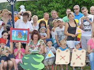In bunten Kostümen entführten die Kinder mit Musik, Tanz und Gesang in die Märchenwelt. Foto: hofmann