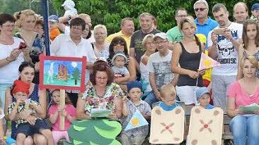 In bunten Kostümen entführten die Kinder mit Musik, Tanz und Gesang in die Märchenwelt. Foto: hofmann