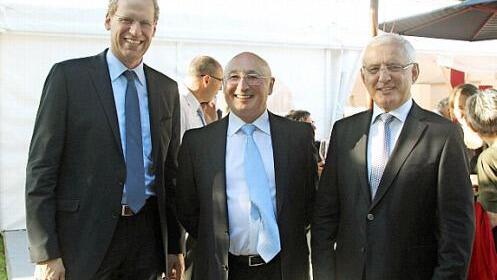 Peter Buchmann (rechts) pflegte seine Kontakte nicht nur in die Stadt, sondern auch in den Landkreis. Hier beim letzten Klassik am See mit Herzogenaurachs Bürgermeister German Hacker (links) und dem Altbürgermeister Hans Lang Foto: Udo Dreier