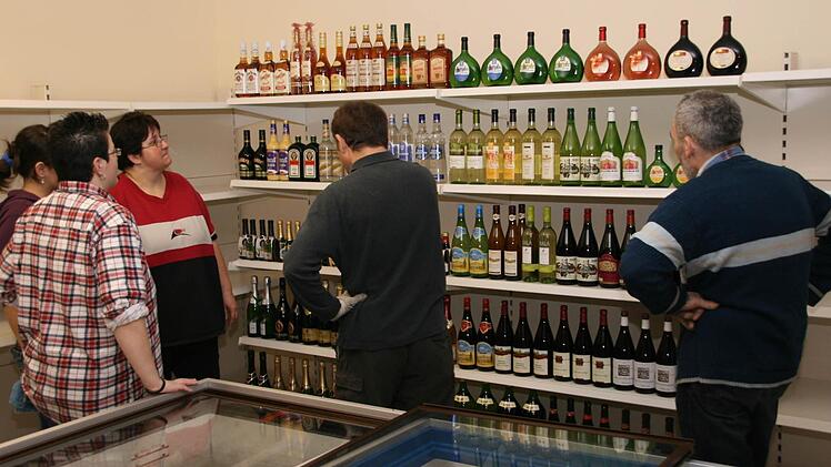 März 2010: Mitarbeiter der LHG zeigen den Grafengehaigern, wie das Angebot kundengerecht präsentiert wird. Foto: Archiv