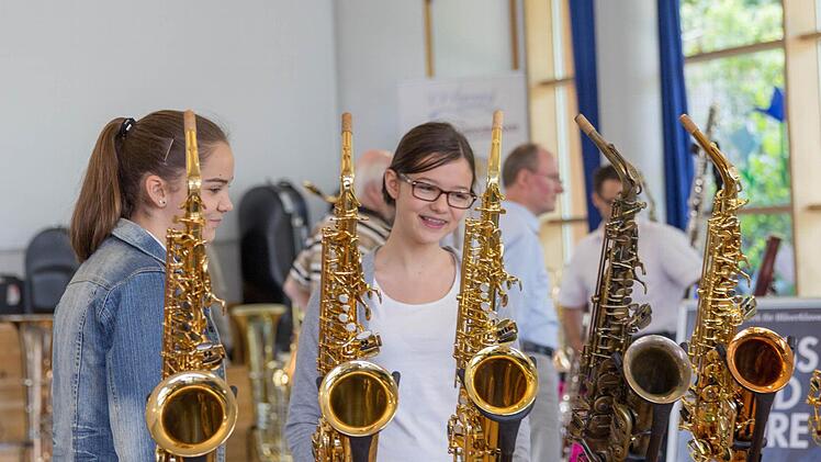 Nicht nur schauen, sondern auch testen - das ist bei der Instrumentenvorstellung im Rahmen des Sommerfestes möglich. Foto: Johanna Eckert