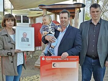 Felix Hellmuth (Mitte) bei der Spendenübergabe an Angelika Weinhold, stellvertretende Leiterin der Kindertagesstätte Schönbrunn, mit Hans-Josef Stich, Zweiter Bürgermeister von Bad Staffelstein. Ein Bild zum Andenken an den Spender gab es auch.  Foto: privat