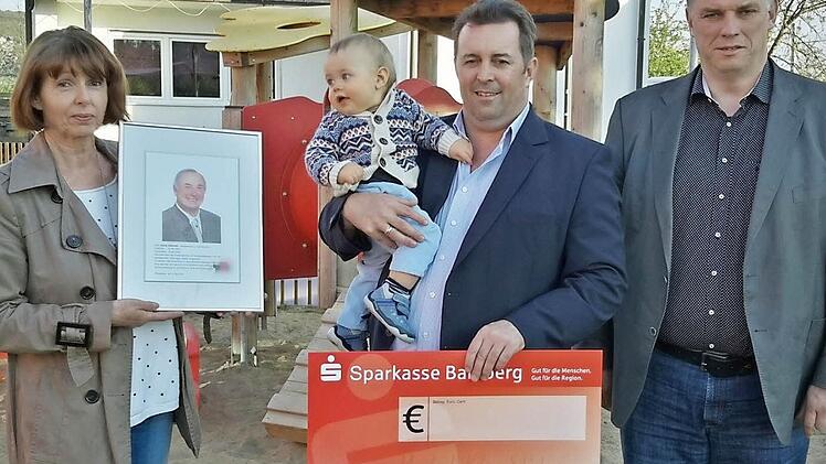 Felix Hellmuth (Mitte) bei der Spendenübergabe an Angelika Weinhold, stellvertretende Leiterin der Kindertagesstätte Schönbrunn, mit Hans-Josef Stich, Zweiter Bürgermeister von Bad Staffelstein. Ein Bild zum Andenken an den Spender gab es auch.  Foto: privat