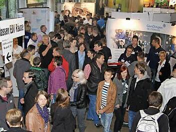 Bei der Kulmbacher Ausbildungsmesse im Beruflichen Schulzentrum finden Unternehmen und junge Leute zusammen. Foto: Archiv/Sonja Adam