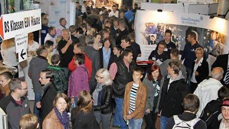 Bei der Kulmbacher Ausbildungsmesse im Beruflichen Schulzentrum finden Unternehmen und junge Leute zusammen. Foto: Archiv/Sonja Adam