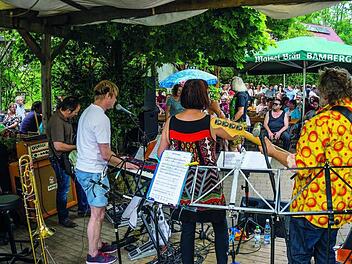 Die Orange Drops bei einem Konzert, bei dem einmal Sonnen- und nicht Regenschirme aufgespannt wurden.  Foto: Heerlein