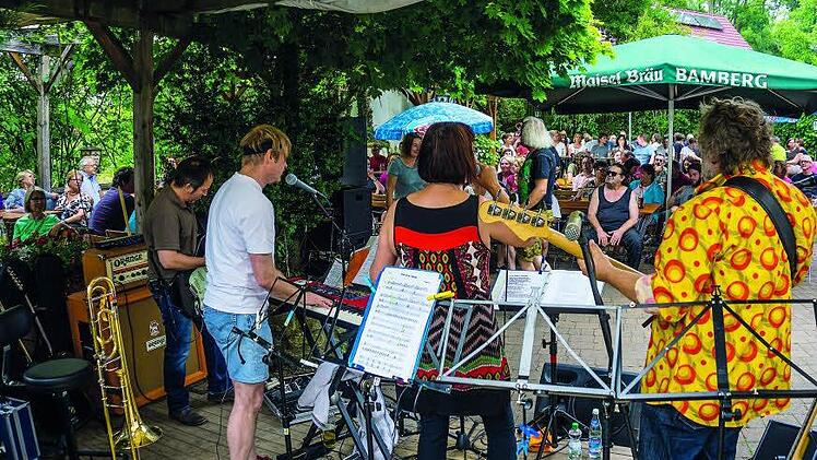Die Orange Drops bei einem Konzert, bei dem einmal Sonnen- und nicht Regenschirme aufgespannt wurden.  Foto: Heerlein