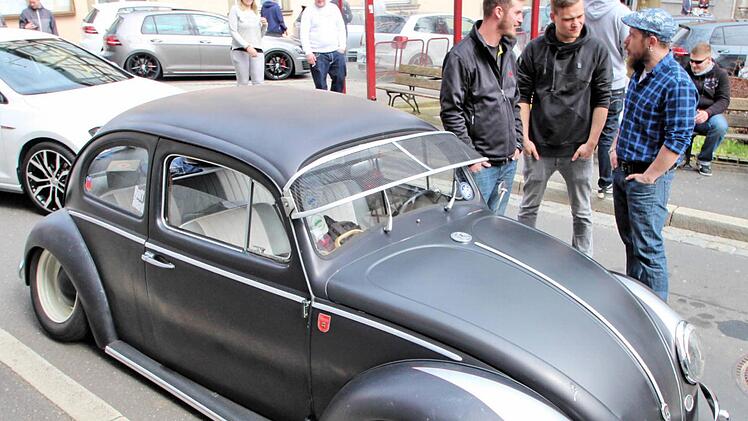 Der ganze Stolz seines Besitzers ist dieser tiefergelegte und getunte VW-Käfer. Die Hinterräder stehen schräg, weil die sonst nicht in die Radkästen passen würden. Foto: Dieter Britz