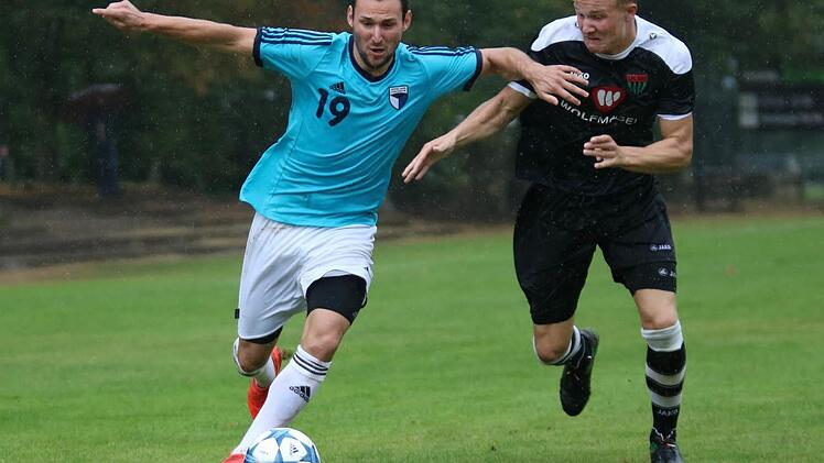 Andi Mönius (li.) und die SpVgg Jahn Forchheim hielten in Unterzahl gegen Schweinfurt II eine Stunde lang ein 0:0, in der Nachspielzeit erzielten die Gäste allerdings den Treffer des Tages. Foto: Hofmann