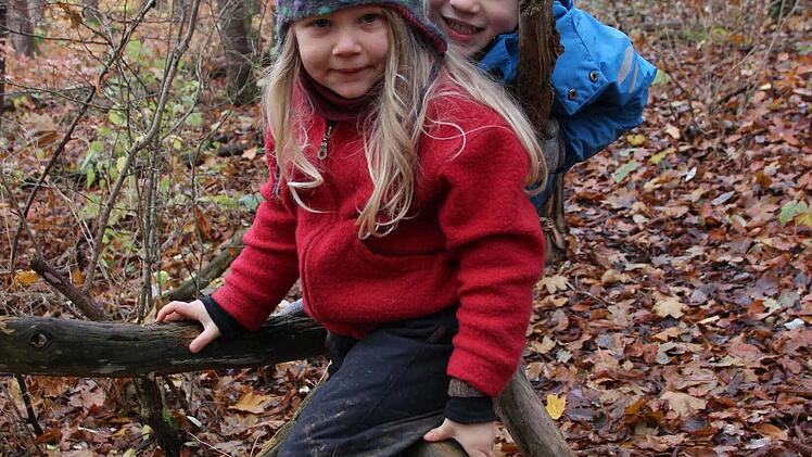 Sabine und Noah vom Waldkindergarten trainieren ihr Immunsystem an der frischen Luft. Foto: Benedikt Borst