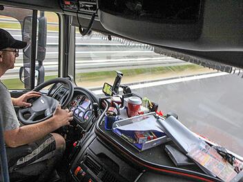 "Lemmi" Lehmann im Führerhaus seines 40-Tonners auf den Weg nach Schmölz im Landkreis Kronach.  Fotos: Christian Pack