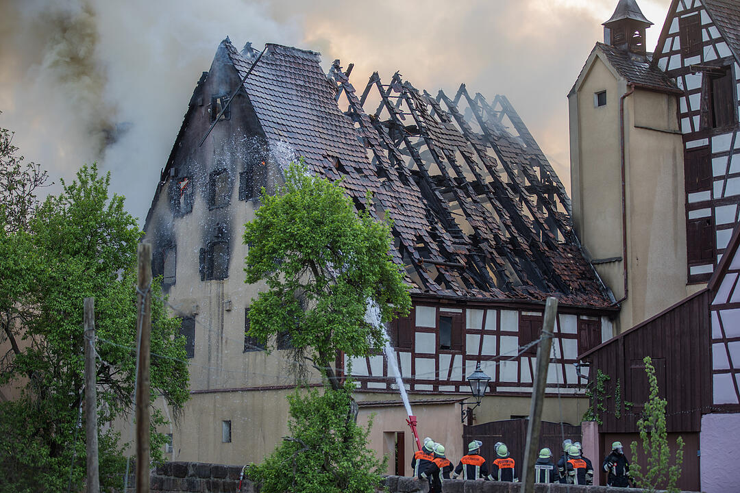 Historische Fachwerkhäuser in Spalt brennen aus - mehrere Verletzte