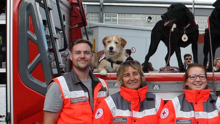 Helden der Nacht (von links): Sebastian Schwering mit Leni und Elke und Sarah Kunz mit Cleo gehören zur BRK Rettungshundestaffel Coburg. Bei einem Einsatz in Bamberg fanden die Hunde einen vermissten Rollstuhlfahrer. Foto: privat