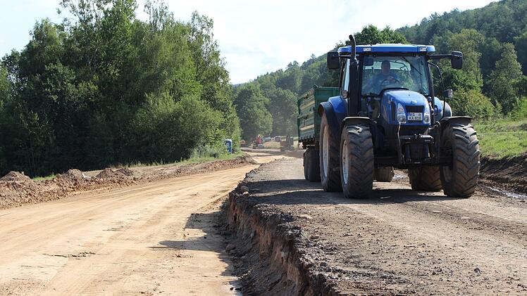 Links entsteht die neue Straße, während rechts die alte zurückgebaut wird. Foto: Julia Raab